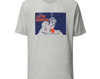 Könnte beinhalten: Hellgraues T-Shirt mit einem Vintage-Grafik von "The Latin Quarter" in Boston, Massachusetts. Die Grafik zeigt ein Paar in romantischer Pose vor einem blauen Nachthimmel. Der Text "The Latin Quarter" ist in Rot und Orange gehalten.