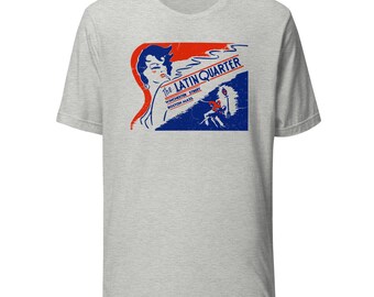 Könnte beinhalten: Hellgraues T-Shirt mit einem Grafikdesign im Vintage-Stil. Die Grafik zeigt eine Frauensilhouette, die Worte "The Latin Quarter" und die Adresse "Winchester Street Boston Mass" in Rot, Weiß und Blau.