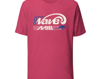 Könnte beinhalten: Kurzärmeliges, meliertes rotes T-Shirt mit weiß-blauer Grafik. Die Grafik enthält das Wort "Wave" in einer stilisierten Schriftart, das Wort "MIL" und eine rennende Figur. Das Wort "Washington" steht über dem Wort "Wave".