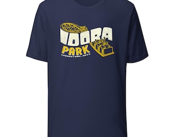 Könnte beinhalten: Marineblaues T-Shirt mit einem vergilbten gelben Aufdruck einer Achterbahn und den Worten "Idora Park Youngstown, Ohio". Die Grafik zeigt einen Achterbahnwagen mit Passagieren. Das T-Shirt hat einen Rundhalsausschnitt.