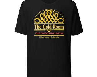 Könnte beinhalten: Schwarzes T-Shirt mit einem goldenen Design, das den Text "The Gold Room" über "The Overlook Hotel" und "Sidewinder • Colorado" zeigt. Das Design ist ein Logo im Vintage-Stil. Das T-Shirt ist aus weichem Material.