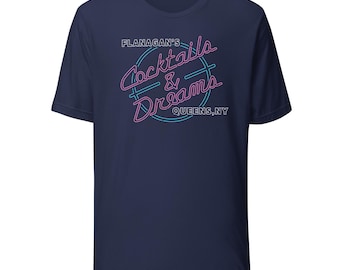 Könnte beinhalten: Marineblaues T-Shirt mit dem Text "Flanagan's Cocktails & Dreams Queens, NY" in einem Neon-Design. Der Text ist in Pink und Blau gehalten, mit einer kreisförmigen Umrandung. Das Shirt hat kurze Ärmel und einen Rundhalsausschnitt.