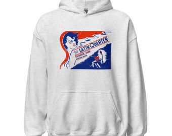 Könnte beinhalten: Ein hellgrauer Kapuzenpullover mit einem Grafikdesign im Vintage-Stil. Die Grafik in Rot, Weiß und Blau lautet "The Latin Quarter" mit "Winchester Street Boston Mass" darunter. Das Design zeigt eine Frauensilhouette und einen Tänzer.