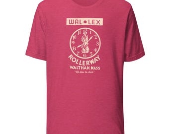 Könnte beinhalten: Rotes T-Shirt mit kurzem Ärmel und cremefarbenem Aufdruck. Der Aufdruck zeigt den Text "WAL LEX" über einem Zifferblatt-Design mit den Wörtern "ROLLERWAY" und "WALTHAM. MASS" und dem Satz "It's time to skate."