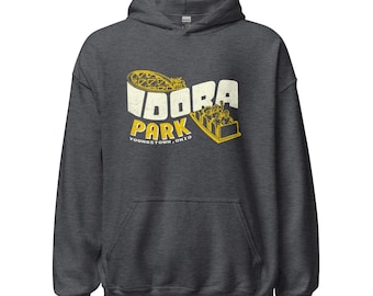 Könnte beinhalten: Dunkelgrauer Kapuzenpullover mit Frontaufdruck. Der Aufdruck zeigt die Worte "Idora Park" in einer verblassten Schriftart, zusammen mit Illustrationen einer Achterbahn und eines Wagen. Der Text "Youngstown, Ohio" befindet sich darunter.