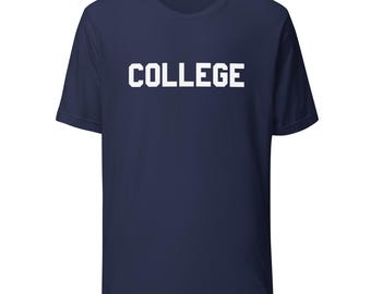 Könnte beinhalten: Marineblaues T-Shirt mit dem Wort "COLLEGE" in fetten weißen Buchstaben auf der Brust. Das Shirt hat kurze Ärmel und einen Rundhalsausschnitt. Ein lässiges Kleidungsstück für den Alltag.