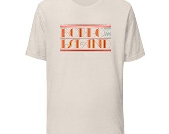 Könnte beinhalten: Cremefarbenes T-Shirt mit dem Text "BOBLO ISLAND" in Retro-Design. Der Text ist orange und rot, mit einer wellenförmigen Grafik über dem Wort "ISLAND". Ein lässiges T-Shirt mit kurzen Ärmeln.