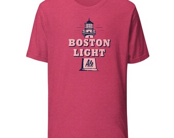Könnte beinhalten: Rotes T-Shirt mit einem Leuchtturm-Motiv und dem Schriftzug "BOSTON LIGHT Ale". Der Leuchtturm ist marineblau und weiß, der Text in Rosa und Weiß. Ein kurzärmeliges Shirt für den Alltag.