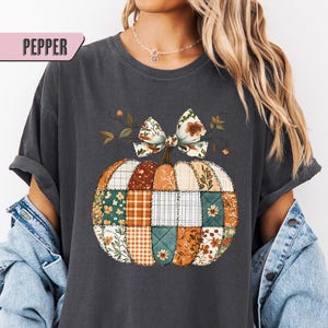 Patchwork-Kürbis-Schleifen-Shirt, Blumen-Stepp-Kürbis-T-Shirt, Herbstliches Cottagecore-T-Shirt, T-Shirt in herbstlichen Wohlfühlfarben, Niedliches Kürbis-Geschenk-Shirt