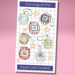 Könnte beinhalten: Ein Stickerbogen mit sechs digitalen Tamagotchi-Haustieren mit verschiedenen Blumen- und Fruchtmustern, begleitet von kleinen gelben Sternen. Der Bogen hat einen blauen Gitterhintergrund mit dem Text tamagotchi und icarus.muse.