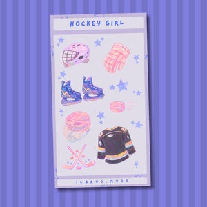 Könnte beinhalten: Ein Stickerbogen mit lila Hintergrund und den Worten "HOCKEY GIRL" oben. Der Bogen zeigt Illustrationen von Hockeyausrüstung, darunter ein rosa Helm, Schlittschuhe, ein Handschuh, ein Puck, ein Trikot und gekreuzte Hockeyschläger.
