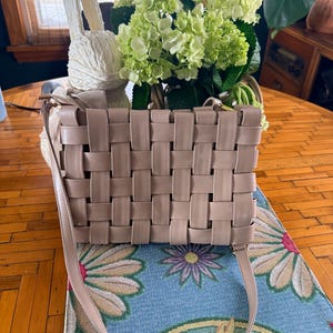 Borsa a tracolla intrecciata beige Anthropologie / Ecopelle immagine 3