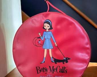 Torebka Betsy McCall Pretty Pac z lat 50. XX wieku
