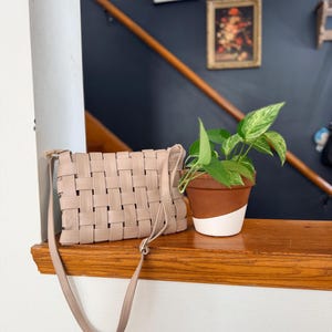 Borsa a tracolla intrecciata beige Anthropologie / Ecopelle immagine 2
