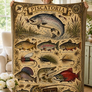 Puede incluir: Una manta beige con un diseño ilustrado de varias especies de peces, moscas de pesca y equipo de pesca. La manta tiene el texto "Piscatoria, An Angler's Almanac" en la parte superior y "Piscator Felix" en la parte inferior. El diseño tiene una estética vintage.