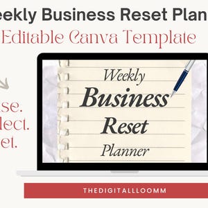 Może przedstawiać: Ekran laptopa wyświetla szablon "Weekly Business Reset Planner". Tekst "Pause. Reflect. Reset." znajduje się po lewej stronie. Dolny baner brzmi "THEDIGITALLLOOMM". Projekt zawiera długopis i efekt podartego papieru, idealny do planowania biznesowego.