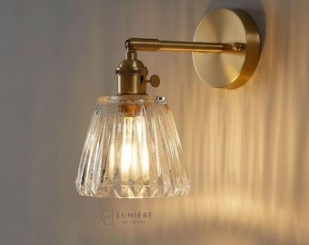 Applique murale en laiton avec abat-jour en verre nervuré | Luminaire décoratif pour meuble-lavabo | Lampe de salle de bain dorée vintage | Applique murale de chevet | Laiton brossé or