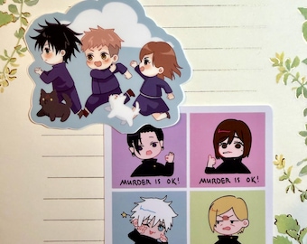 Könnte beinhalten: Zwei Stickerbögen mit Illustrationen im Anime-Stil. Ein Aufkleber zeigt drei Charaktere und zwei Tiere. Der andere Aufkleber hat vier Panels mit Charakteren und dem Text "MURDER IS OK!". Die Aufkleber befinden sich auf einem linierten Papierhintergrund.