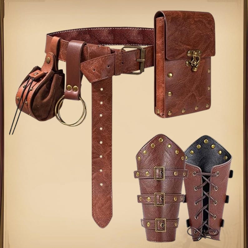 K&ouml;nnte beinhalten: Ein brauner Lederg&uuml;rtel mit einer Tasche, einem rechteckigen Etui und zwei Armsch&uuml;tzern. Der G&uuml;rtel hat eine Schnalle und L&ouml;cher zur Verstellung. Die Tasche und das Etui haben dekorative Nieten. Die Armsch&uuml;tzer haben Schnallen und Riemen.