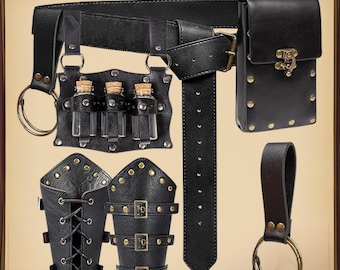 Könnte beinhalten: Ein schwarzer Ledergürtel mit verschiedenen Accessoires, darunter eine Tasche, drei kleine Glasflaschen mit Korken und zwei Armschützer. Der Gürtel hat eine Schnalle und ist mit Nieten verziert. Ein Schlüsselring ist ebenfalls enthalten.