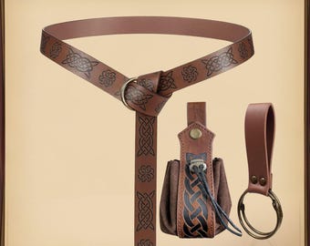 Könnte beinhalten: Ein braunes Leder-Set für mittelalterliche LARP-Gürteltaschen. Das Set enthält einen Gürtel mit keltischen Knotenmustern, eine Tasche mit Kordelzug und einen Schlüsselring. Der Text "MEDIEVAL LARP BELT POUCH SET" steht oben.