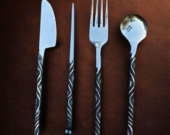 Handgeschmiedetes Mittelalter Besteck aus Kohlenstoffstahl mit Lederscheide aus der Wikingerzeit