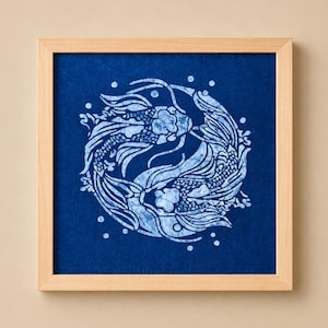 Cuadro de lino con diseño de carpas koi gemelas en batik índigo / Textil Taiji Yin Yang hecho a mano / Batik tradicional con técnica de reserva de cera / Decoración zen para el hogar / Regalo significativo