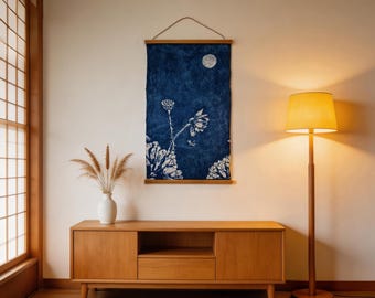 Tapiz de pared batik de loto con tinta oriental, batik índigo pintado a mano, decoración textil de pared, arte de pared zen azul y blanco, tapiz de algodón #BW18C