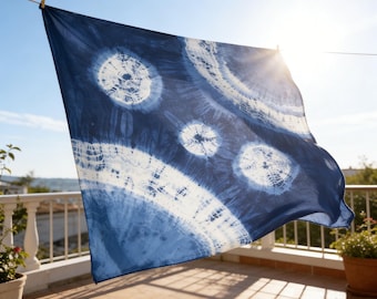 Bufanda teñida con la técnica tie-dye en índigo, bufanda con estampado de escamas de pez y olas azules, bufanda de algodón, bufanda con flecos teñida a mano, accesorio de viaje, chal batik azul #BH21E
