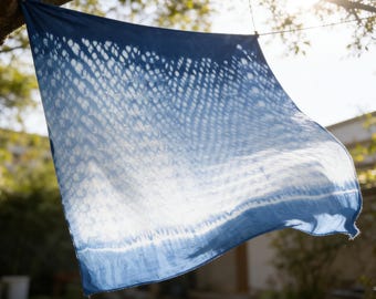 Indigo tie-dye sjaal, blauwe golf visschub sjaal, katoenen sjaal omslag, handgeverfde sjaal franje, reisaccessoire, blauwe batik sjaal #BH21E