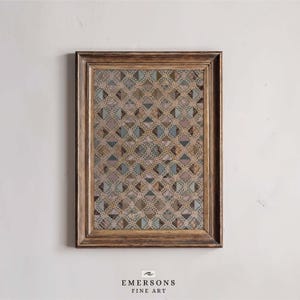 Könnte beinhalten: Ein rechteckiges Wandbild mit einem sich wiederholenden geometrischen Rautenmuster in gedeckten Blau-, Braun- und Grautönen. Das Kunstwerk ist in einen dunklen, verwitterten Holzrahmen mit strukturierter Oberfläche eingefasst.