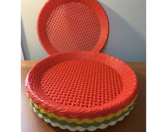 Juego de 12 soportes de plástico tejido para platos de papel, estilo años 70, coloridos, ideales para picnics y acampadas.