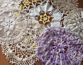 Lote vintage de 7 tapetes de ganchillo hechos a mano, varios colores y tamaños.