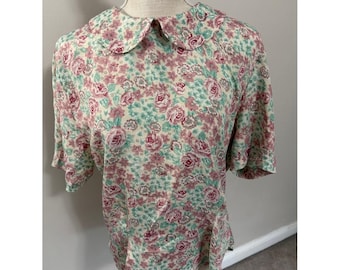 Vintage Floral Short Sleeve Top in Pink & Mint Apostrophe Pearl Buttons on Back