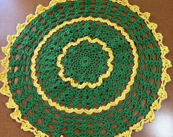 Toalhinha de crochê vintage redonda de 40 cm, feita à mão, com babados verdes e amarelos. Em excelente estado de conservação.