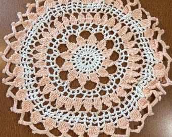 Tapete redondo vintage de ganchillo hecho a mano de 25 cm (10 pulgadas) color melocotón y blanco (excelente estado)