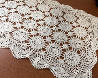 Camino de mesa/cómoda vintage de encaje marfil crudo tejido a mano a crochet, 45" x 15"