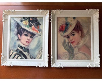 Coppia di stampe vintage di John Strevens raffiguranti una donna con cappello, guanto e fiore, incorniciate, anni '50, 12x10.