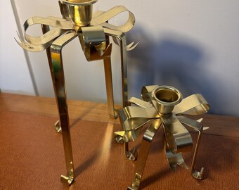 Juego de 2 candelabros de metal dorado vintage con forma de lazo, de 23 y 12,7 cm.