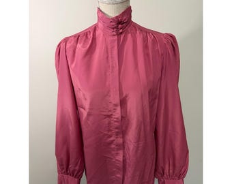 Blusa vintage de satén de cuello alto para mujer en color rosa.