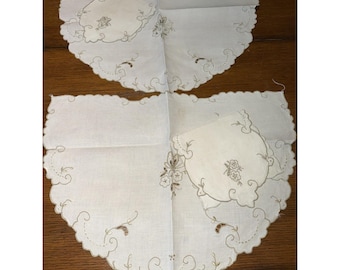 Vintage set med 2 broderade beige linneunderlägg och 2 matchande servetter