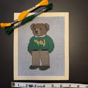 Toile à broder avec ours de golf - Abordable et adaptée aux débutants