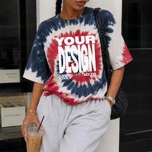 Può includere: Una t-shirt a maniche corte con un motivo a spirale tie-dye rosso, bianco e blu navy. Il centro della maglietta mostra il testo bianco "YOUR DESIGN" con la scritta più piccola "FORWARD NOTION MOCKUP SHOP" sottostante in un carattere nitido.