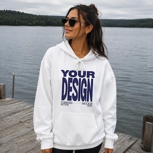 Può includere: Una felpa con cappuccio bianca con la scritta blu scuro "YOUR DESIGN" stampata sul davanti, accompagnata dal testo più piccolo "FORWARD NOTION" e "MOCKUP SHOP". La felpa presenta una tasca a marsupio frontale e lacci bianchi abbinati.