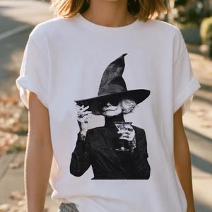 Camiseta divertida de bruja, camiseta vintage para fiesta de Halloween, top moderno para la temporada de Halloween, regalo para amantes del martini, ropa retro para cócteles, Comfort Colors 1717 imagen 1