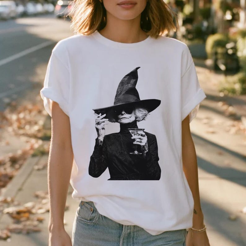 Camiseta divertida de bruja, camiseta vintage para fiesta de Halloween, top moderno para la temporada de Halloween, regalo para amantes del martini, ropa retro para cócteles, Comfort Colors 1717 imagen 1
