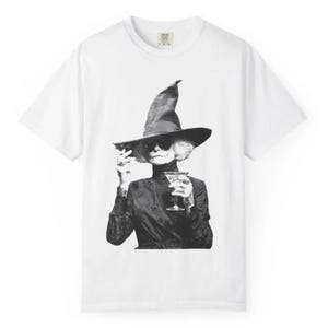 Camiseta divertida de bruja, camiseta vintage para fiesta de Halloween, top moderno para la temporada de Halloween, regalo para amantes del martini, ropa retro para cócteles, Comfort Colors 1717 imagen 11