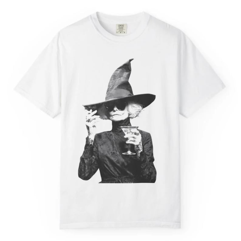 Camiseta divertida de bruja, camiseta vintage para fiesta de Halloween, top moderno para la temporada de Halloween, regalo para amantes del martini, ropa retro para cócteles, Comfort Colors 1717 imagen 11