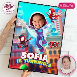 Puede incluir: Una impresi&oacute;n art&iacute;stica digital enmarcada con la cara de un ni&ntilde;o superpuesta a un personaje con tem&aacute;tica de Spider-Man. La impresi&oacute;n incluye el texto "SOFIA IS TURNING 3" en amarillo y azul, con figuras adicionales de Spider-Man y un icono de descarga digital.