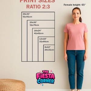 Peut inclure: Image pr&eacute;sentant des tailles d'impression avec un rapport 2:3, incluant 24x36 pouces (61x91cm), 20x30 pouces (51x76cm), 16x24 pouces (41x61cm), 12x18 pouces (31x46cm) et 8x12 pouces (20x31cm). Le texte "PRINT SIZES RATIO 2:3" est en haut. Une femme se tient &agrave; c&ocirc;t&eacute; du tableau des tailles. Le logo The Fiesta Corner est en bas.